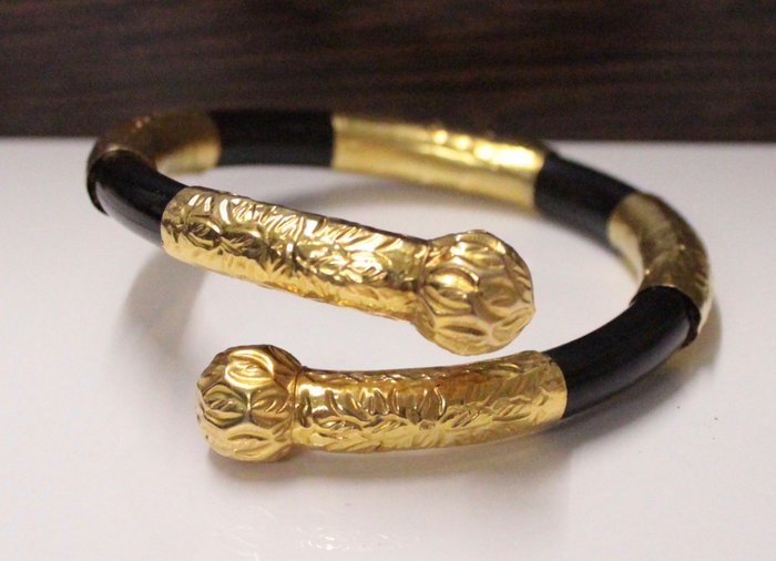 24 karat yellow gold Suriname bracelet, size: 59x59 mm
