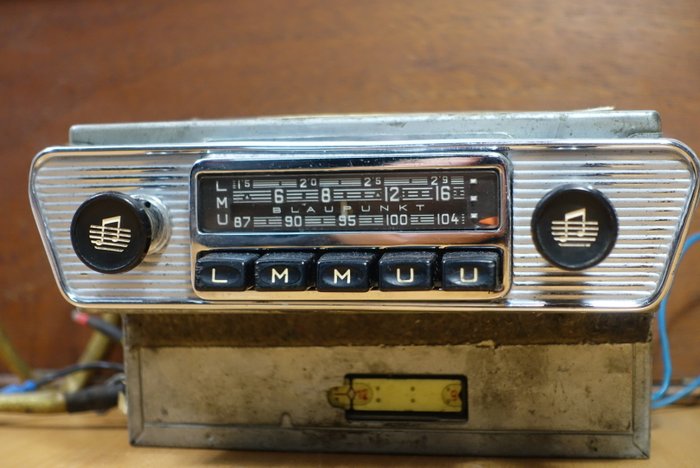 Blaupunkt Frankfurt classic car radio for Jaguar E-type and other classic from the 1960s