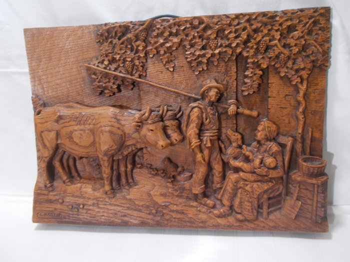 Tableau en sculpture sur bois ancien. Représente la vie à la ferme. Signé par l'artiste A. Morand.