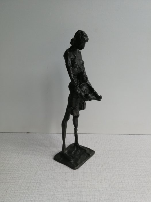 Reproduction; Kees Verkade, bronze figurine: Mother and child in her arms (25 cm H), 1969