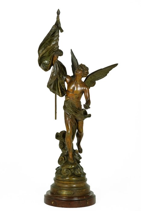 Émile Bruchon (1806-1895) - Patria - groot bronskleurig zamak sculptuur van gevleugelde jongen met vlag - Frankrijk - eind 19e eeuw
