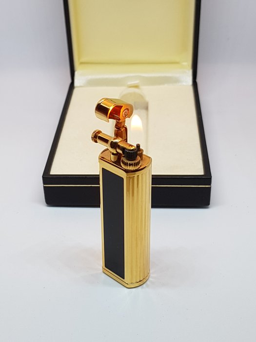 Dunhill Sylphide lighter; Chinese lacquer, gold plated