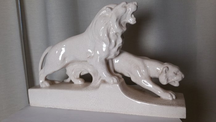 Crackled ceramic sculpture Art Deco, signed Levallois Francis: Lion et Lionne