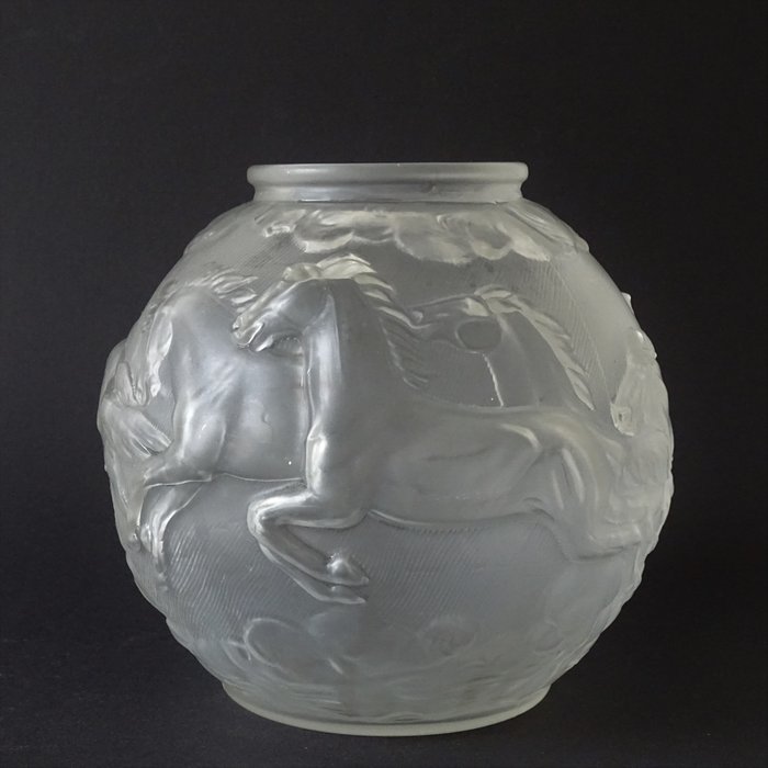 Feigl & Morawetz - Art Deco glass vase with horses
