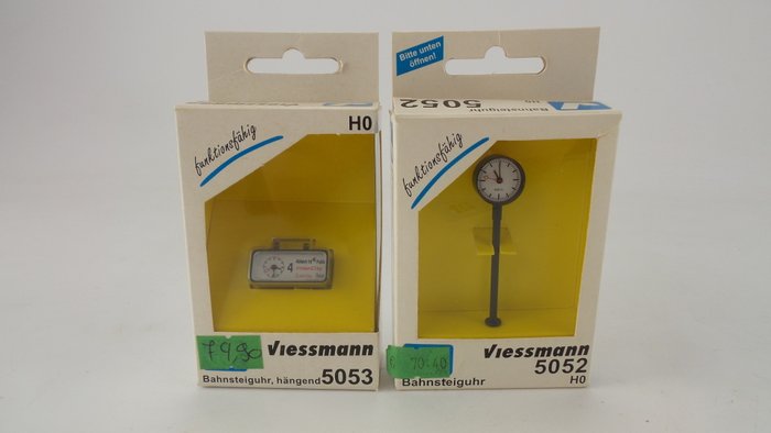 Viessmann H0-5052/5053 - zwei echte funktionierende Plattform Uhren, inkl. Batterie