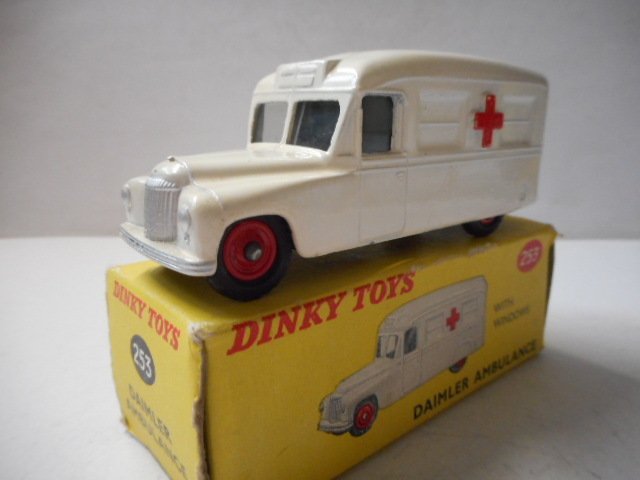 Dinky Toys - Scale 1/43 - Daimler Ambulance No.253