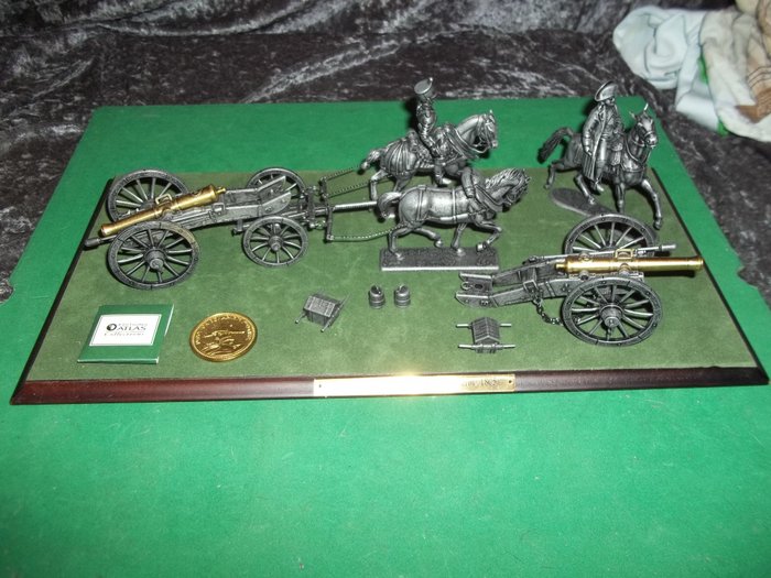 Atlas Collections - Le grande armee Napoleon - Austerlitz 1805 - beautiful diorama of cannons, 3 horses with Napoleon and rider incl. display.