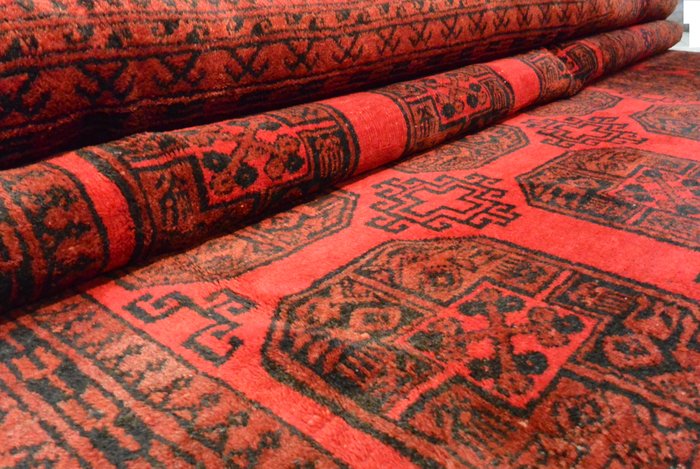 Magnificent Persian/Afghan carpet elephant feet, 295 x 225cm. End of the 20th century