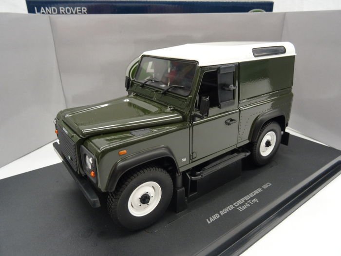LAND ROVER DEFENDER 90 HARD TOP GREEN 1/18 BY UNIVERSAL HOBBIES 3882