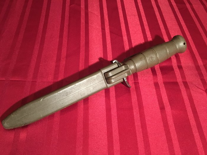 Austrian Glock 78 bayonet, surviaval fighting knife with safety sheath 