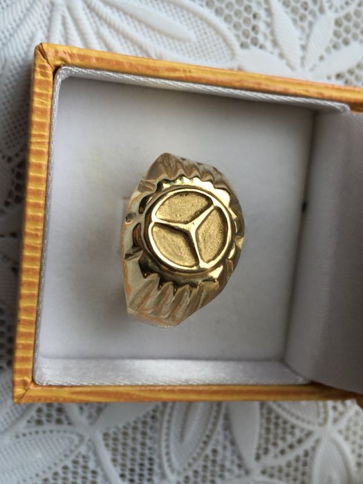 Anel de homem, em ouro, com o símbolo da Mercedes.