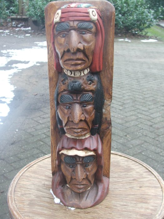 Totem pole with 3 Indian heads-1.775 kg.