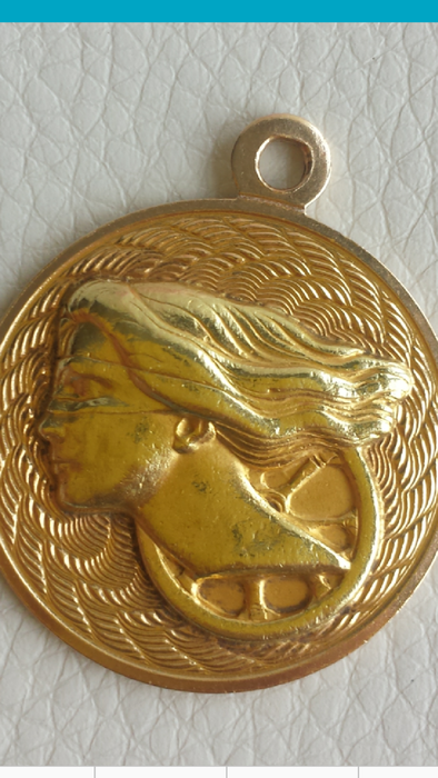 Lady luck medallion/pendant in 18 kt gold