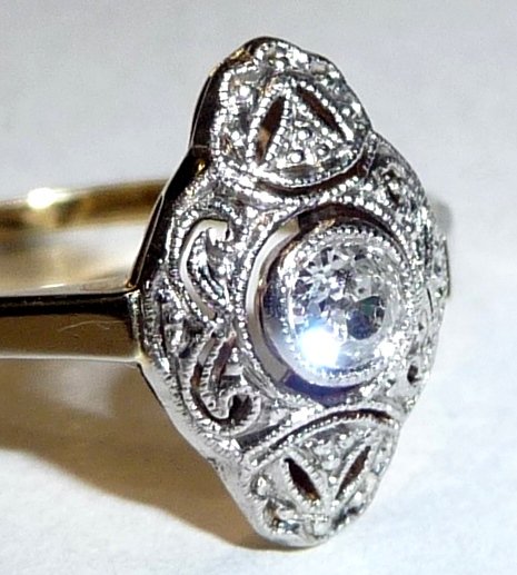Antiker Art Deco Ring  mit einem diamant solitär von ca. 0,15 ct. 