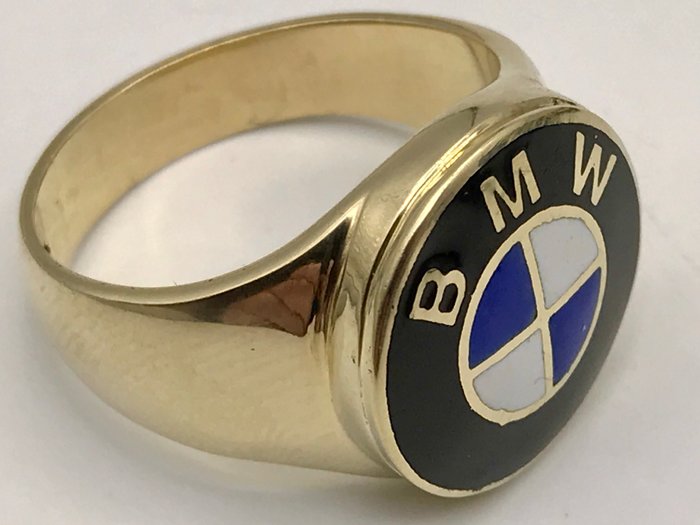 Grote zware gouden Herenring met geëmailleerd BMW logo.