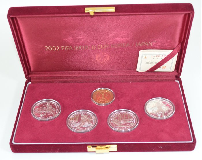 Korea – poliertes Münzset von 2002 – 'FIFA Weltmeisterschaft Japan und Korea' (5 Münzen) – Gold und Silber
