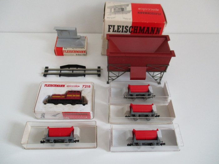 Fleischmann N - 7218/8500/9481/9482/6900 - Diesel industrial locomotive, 4 dump cars, electric tipper unloader. Gives a lot of extra playing possibilities on the track.
