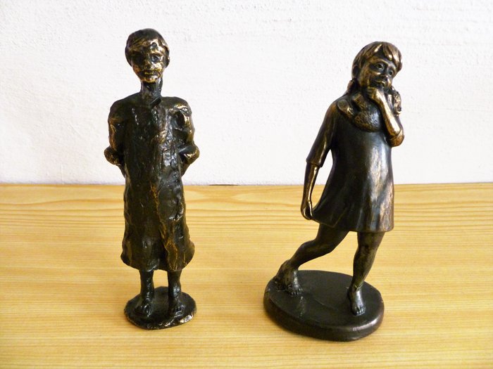 2 figurines issued on behalf of the Sophia Children's Hospital