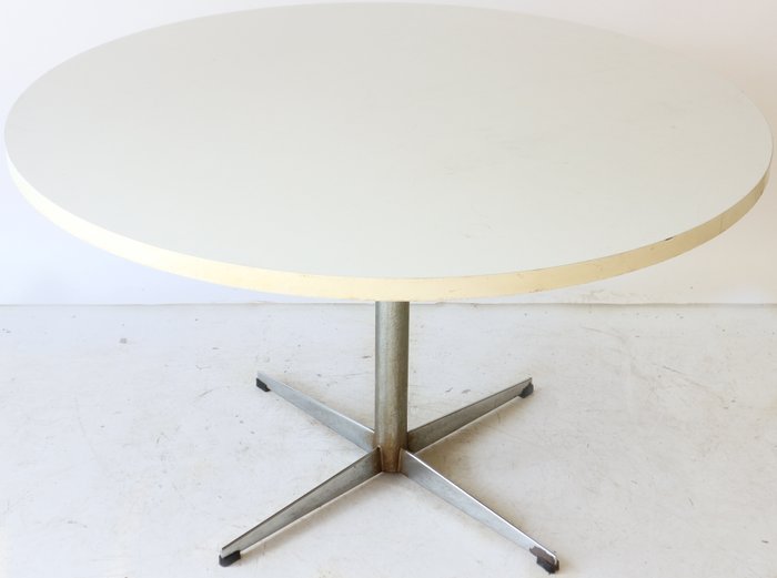 Pastoe – round dining table