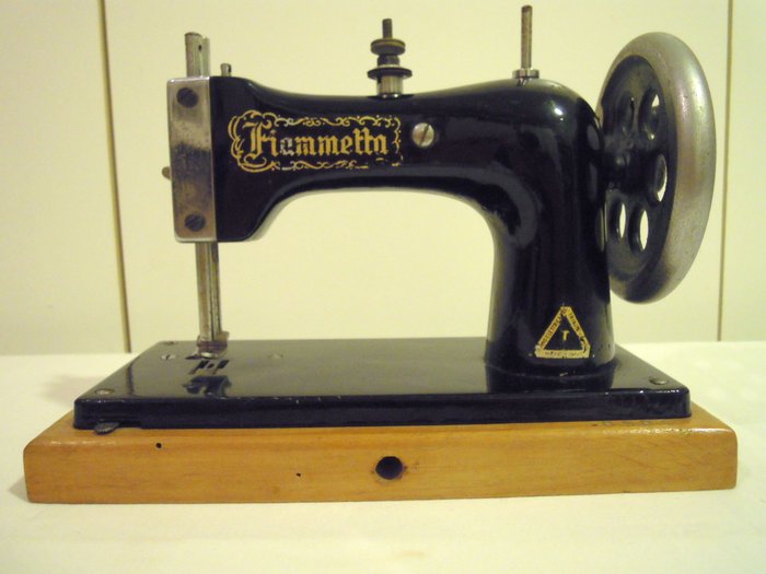 Small hand-cranked sewing machine ‘Fiammetta della Termoelettrica’ by Trinità Cuneo, Italy, ca. 1940
