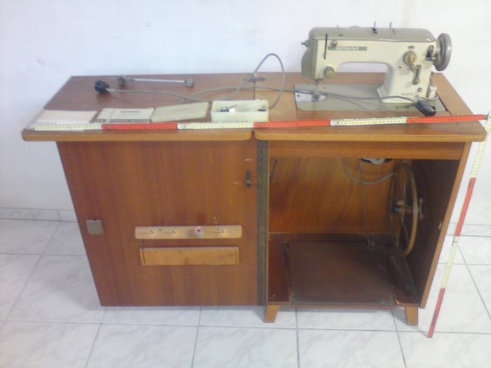 Bernina cabinet sewing machine, class 640-2 Favorit, with numerous accessories and instruction manual.
