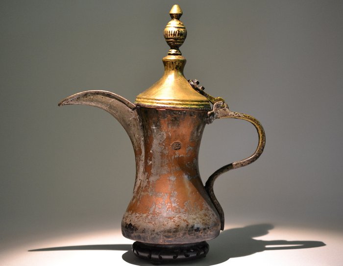 Large Arabian Dallah Coffee Pot, stamp from the maker: Seyed-Rafiq- hazir – Gulf area – early 20th century