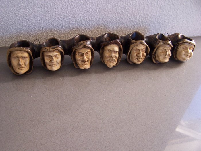 Pipe rack "de zeven hoofdzonden” (the seven deadly sins), with 7 different pipes - early 20th century