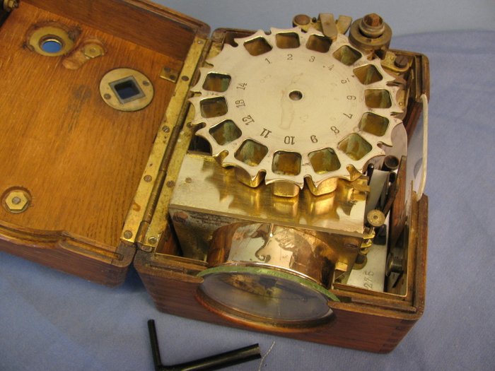 Wooden race timer clock or pigeon clock Benzing Original Breveté - Germany, around 1925