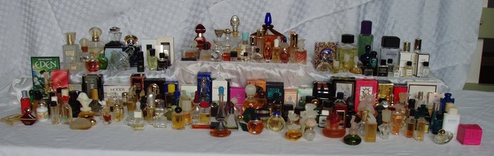 Sammlung von Parfüm-Miniaturen von unter anderem berühmten französischen Modemarken, einige davon mit Box