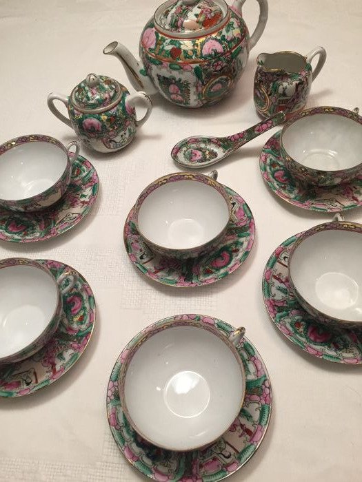 Tea set in fine Macau Chinese porcelain – Six tea services – China – 20th century, 1970s.