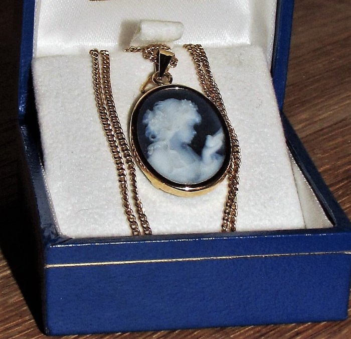 Beautiful pendant on a blue agate cameo + 18 kt gold chain – Period: 1980/90