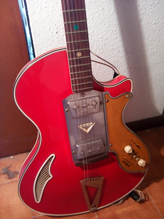 Davoli guitar from 1960 + Davoli Tremolo amplifier 1958 - Italy
