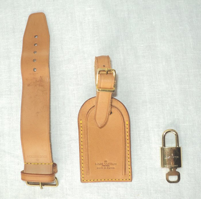 3 Louis Vuitton Accessories: Name & Address Tag, Handle - Catawiki