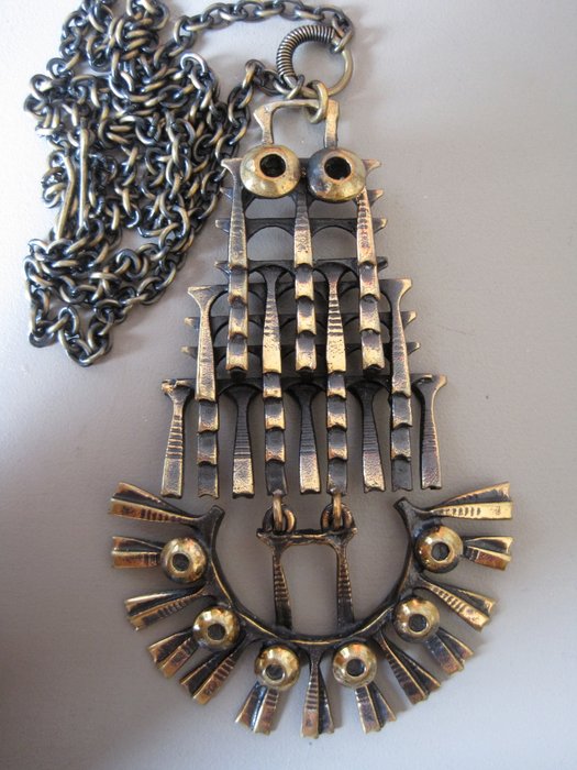 Pentti Sarpaneva - Modernistisch vormgegeven bronzen hanger met ketting