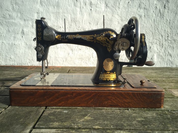 Vintage Singer 127 - 128 sewing machine with original wooden cover, ca. 1920