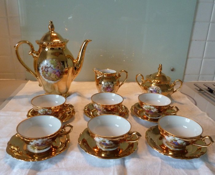Coffee service in porcelain with romantic patterns and gilded with fine gold, numbered