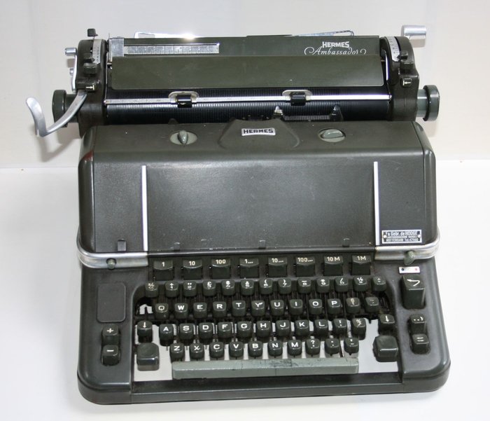 Hermes Ambassador - máquina de escrever, década de 1960 - Ferro fundido e plástico