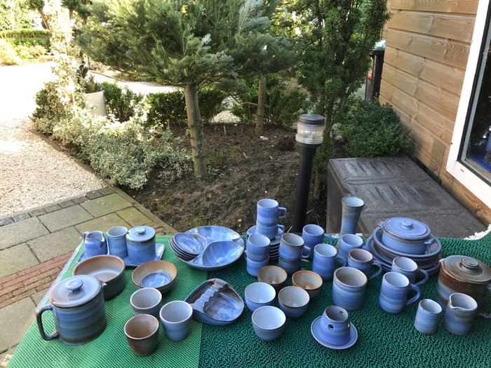 Ambacht Volendam - lot with various pieces of ceramics