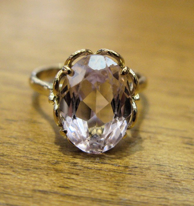 anello in oro giallo 18 kt con “ Rosa di Francia “ – quarzo rosa taglio ovale sfaccettato dimensione 14 x 10 mm.