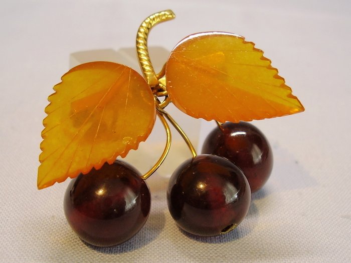 Antique Russian amber brooch with gold-coloured natural amber leaves and cherries