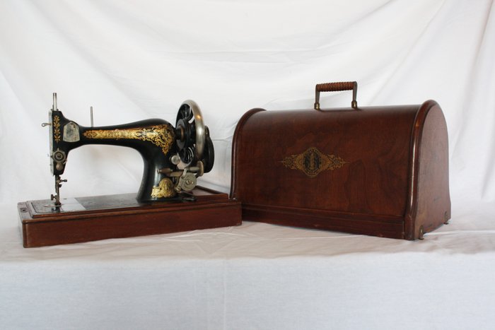 Singer Vibrating Shuttle No. 3 class 28 hand sewing machine with accessories, 1909