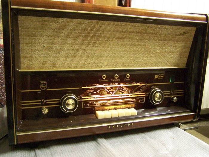 Vintage Philips radio - B6X72A