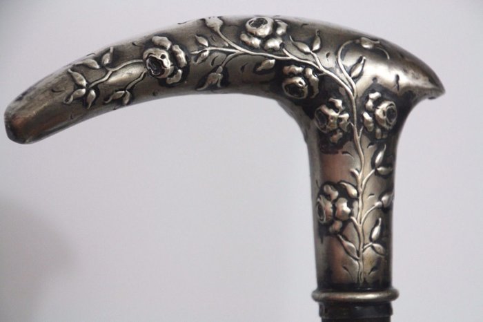 Cane with decoration of flowers - solid silver head- ca. 1900