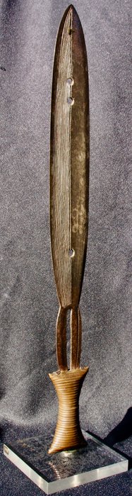 Lame  épée  Boa- Zande   avec manche en bois couvert de cuivre  ouest du Congo début XX siècle 