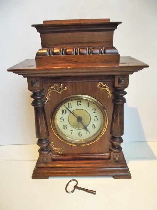 Mantle clock with musical box - structure in waxed wood, circa late 19th century