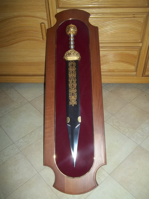 Franklin Mint - The sword of Julius Caesar with wall display - The handle is entirely 24 carat gold-plated and silver-plated - Rarely offered