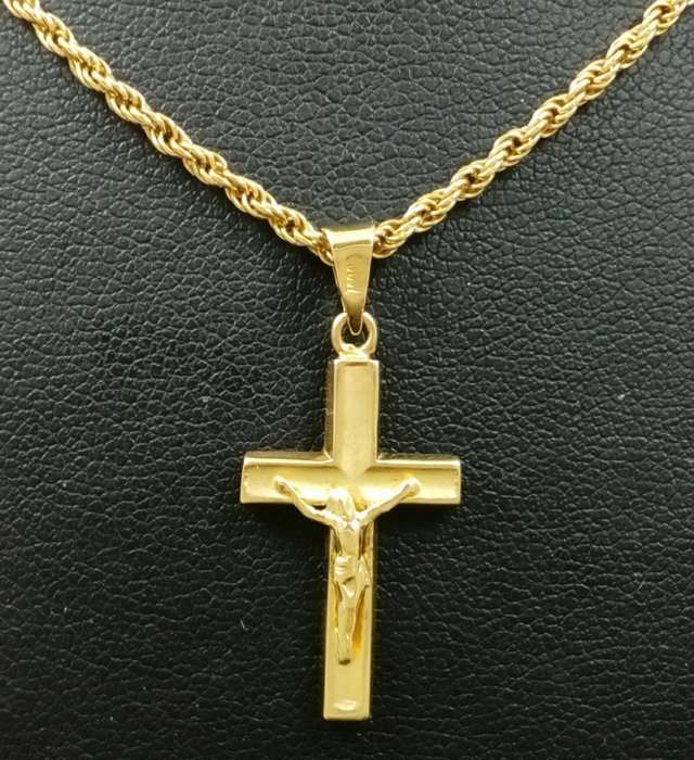 Solid cord necklace and cross in 18 kt (750/1000) yellow gold with total weight of 9 g