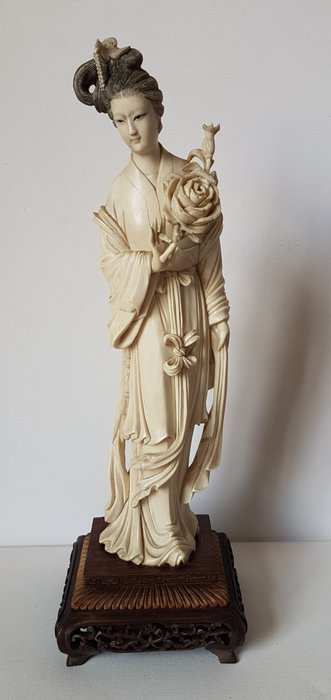 Ivory Chinese woman with flower – China – Late 19th century