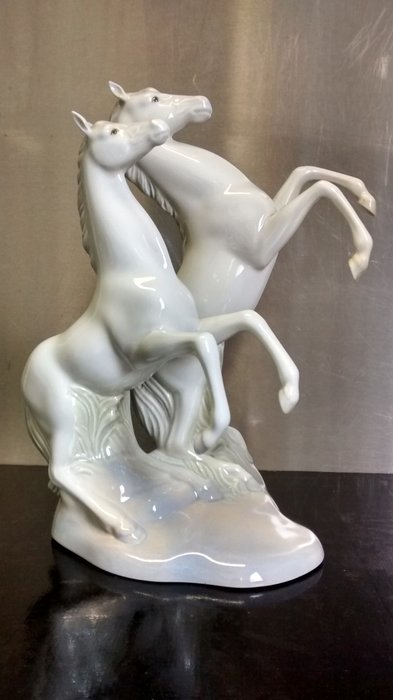 Porcelanas Miquel Requena-porcelain statuette with rearing horses-Pareja de caballos