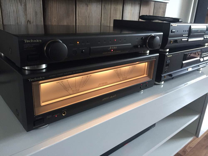 High End Technics SE A900s MK2 and SU C800mk2 power amplifier and preamplifier including remote and SL PS70 drive and SL PG590 CD player.